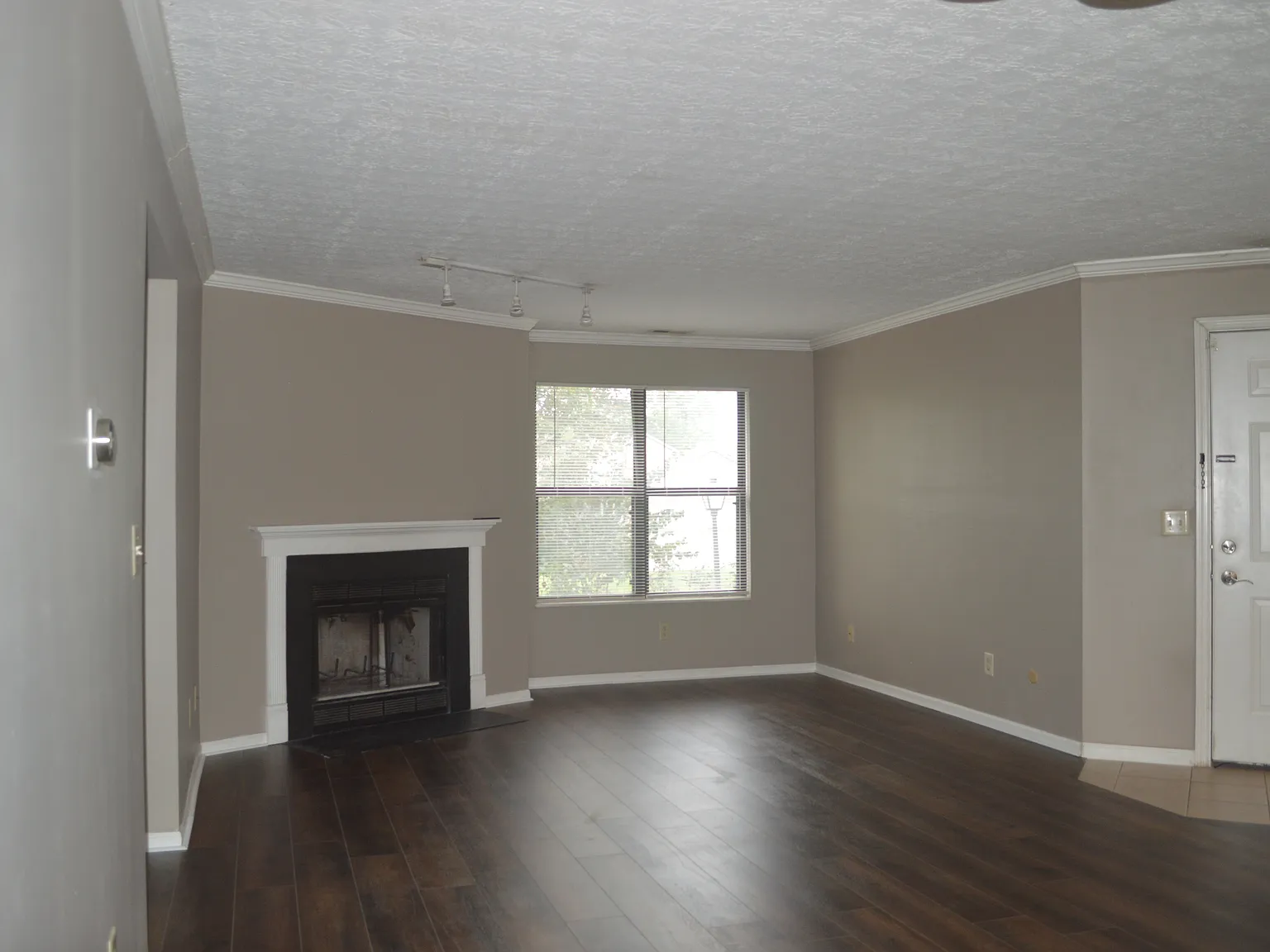 2 bed, 1.5 bath, 946 sqft, $1,450 — Photo 2