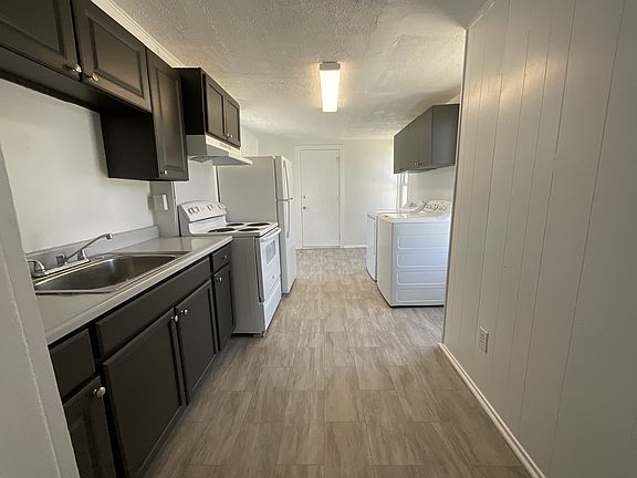 3rd image of 516 E Boundary Ave
