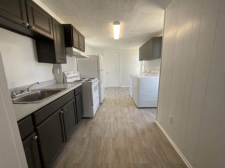 516 E Boundary Ave — Photo 3