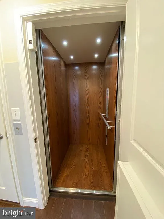 3 bed, 2.5 bath, 2500 sqft, $3,300 — Photo 4