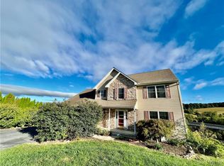 6441 Woodbury Dr, Slatington, PA 18080