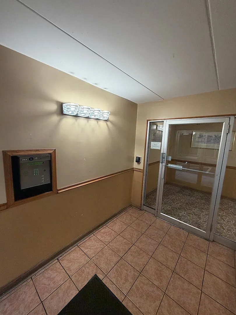 1 Bed One Bath In Downtown Forest Park — Photo 2