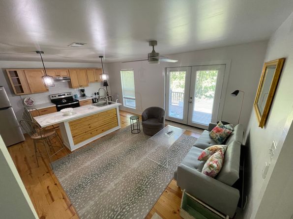 592 Royal Oak Dr #4