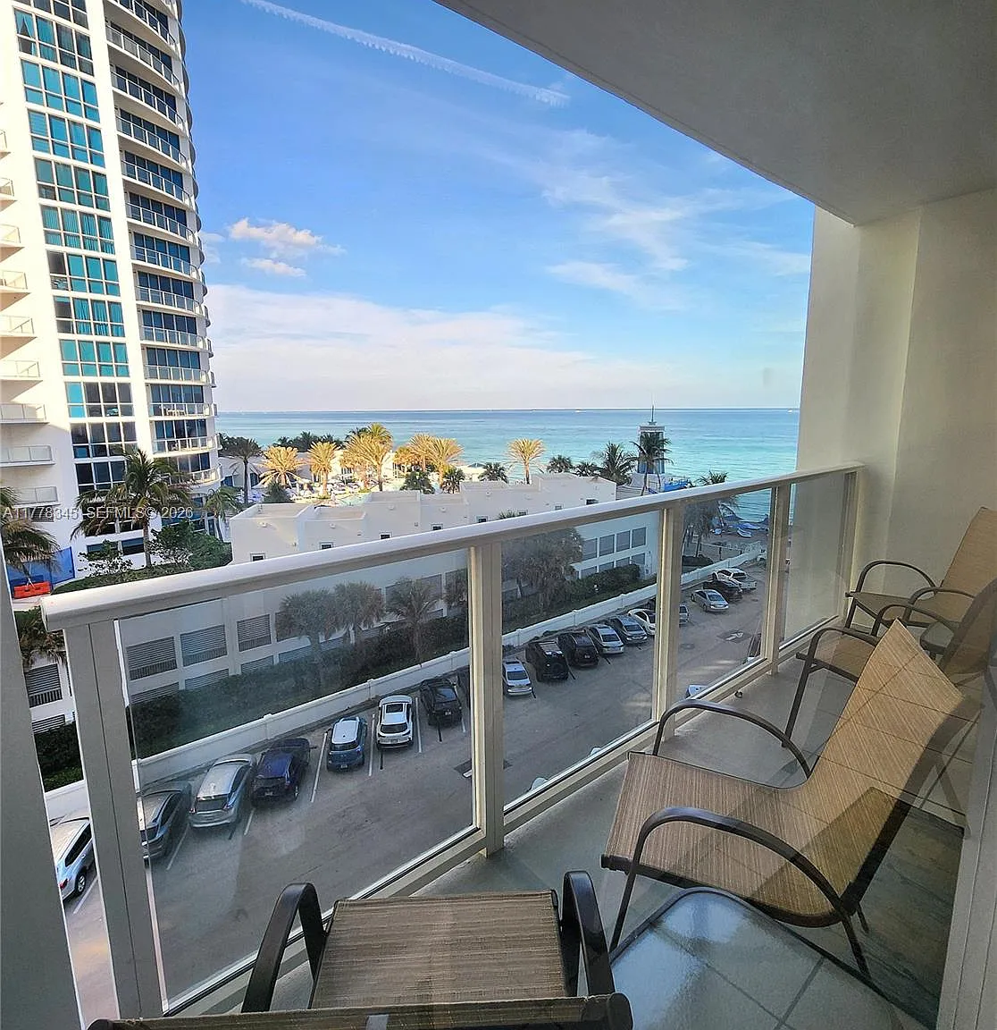 Alexander Towers Condo — Photo 4