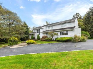 7 Vandercrest Ct, Dix Hills, NY 11746