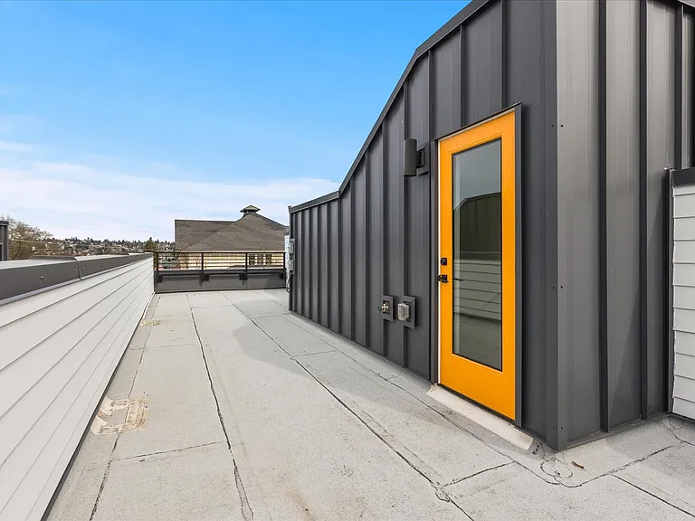 255 E Louisa St — Photo 26