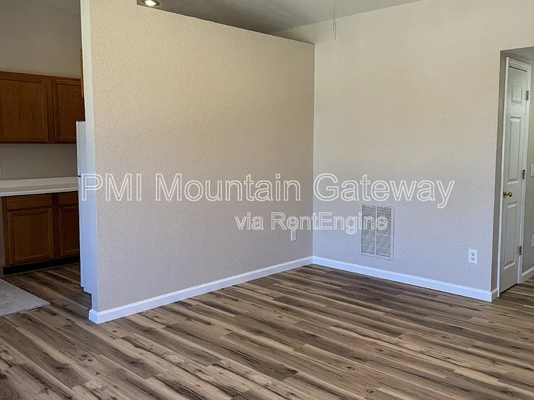 131 Primrose Dr #B — Photo 4