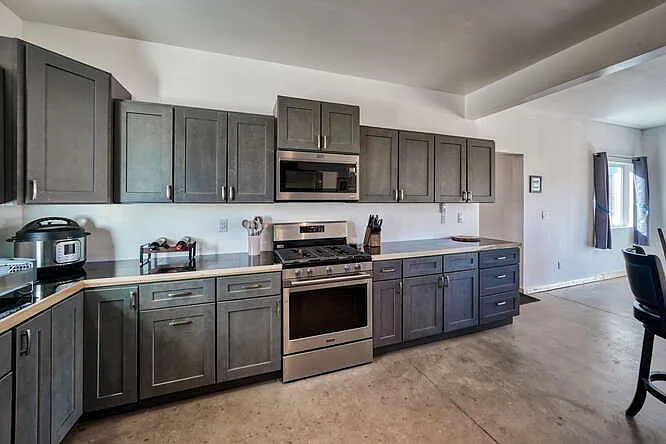 4 bed, 3921 sqft, $3,200 — Photo 4