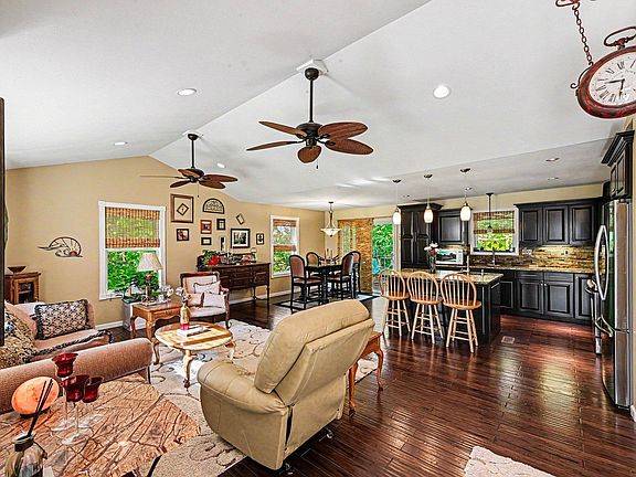 4th image of 2625 SE Mercury Ave