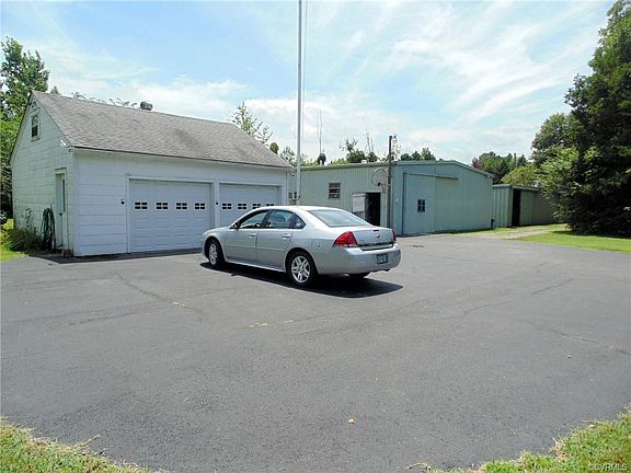 3rd image of 1010 E Magnolia Ave