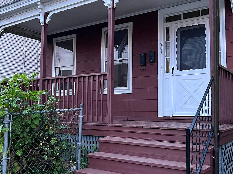 201 New St — Photo 2