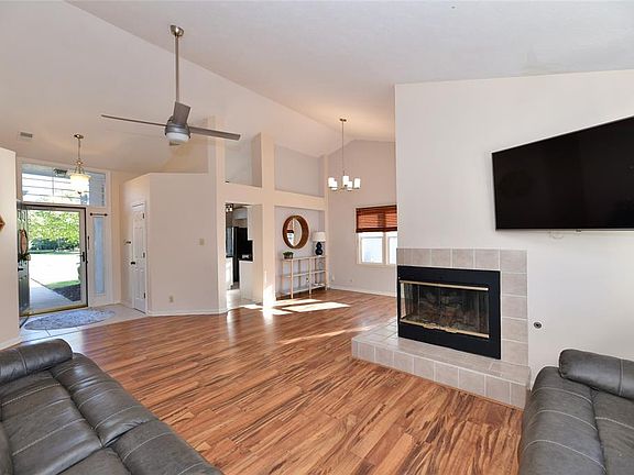 3rd image of 10493 E Greenway Dr