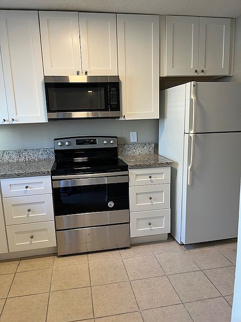 Kitchen with microwave over stove/oven.