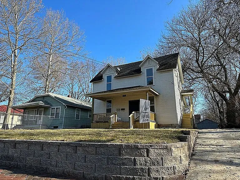 320 S Florence Ave — Photo 1