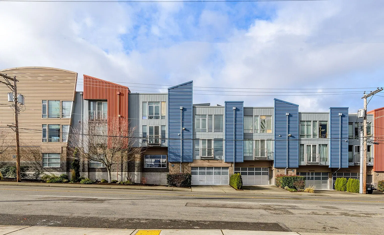 Industrial Townhouse featuring LARGE attached garage! — Photo 1