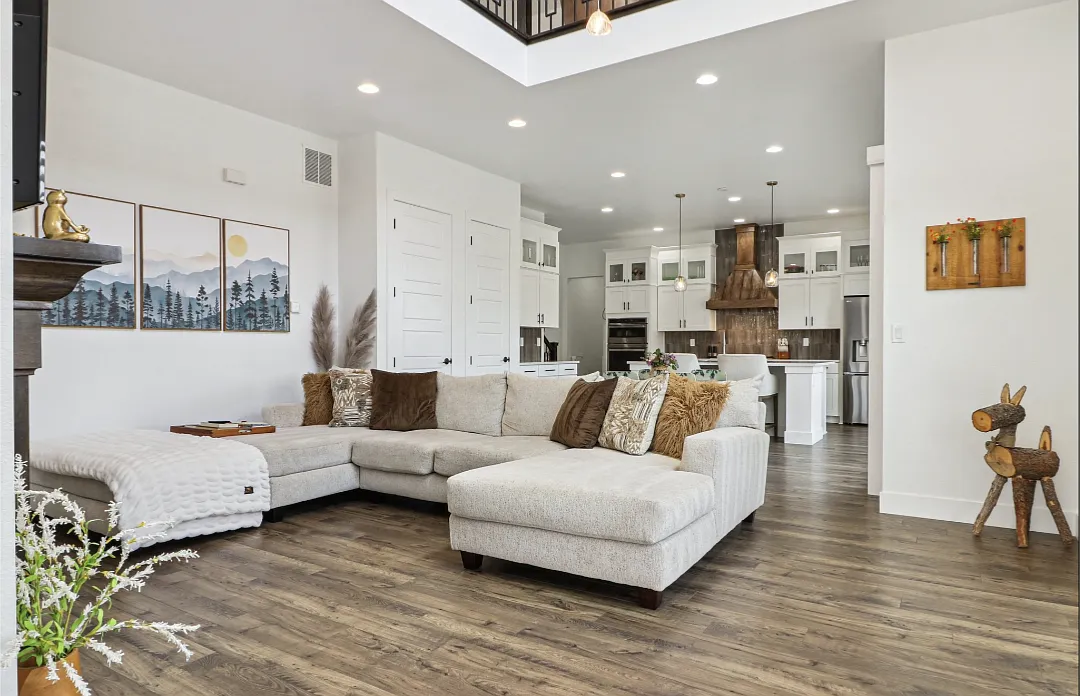 4 bed, 3723 sqft, $4,400 — Photo 4