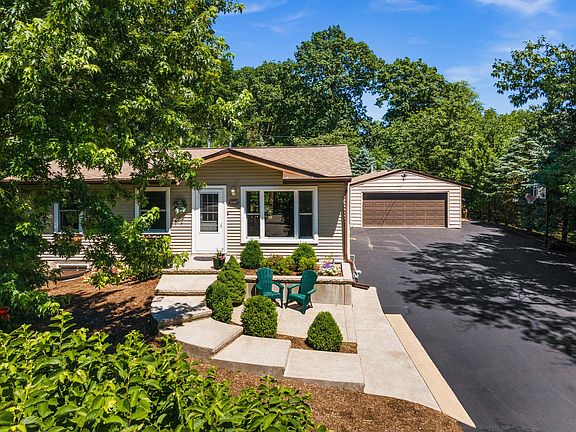 3rd image of 6N427 Oakwood Dr
