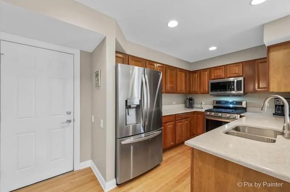 2 bed, 3.5 bath, 2000 sqft, $1,600 — Photo 1