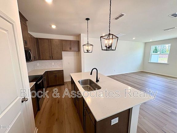 4th image of 2040 Oakdale Dr