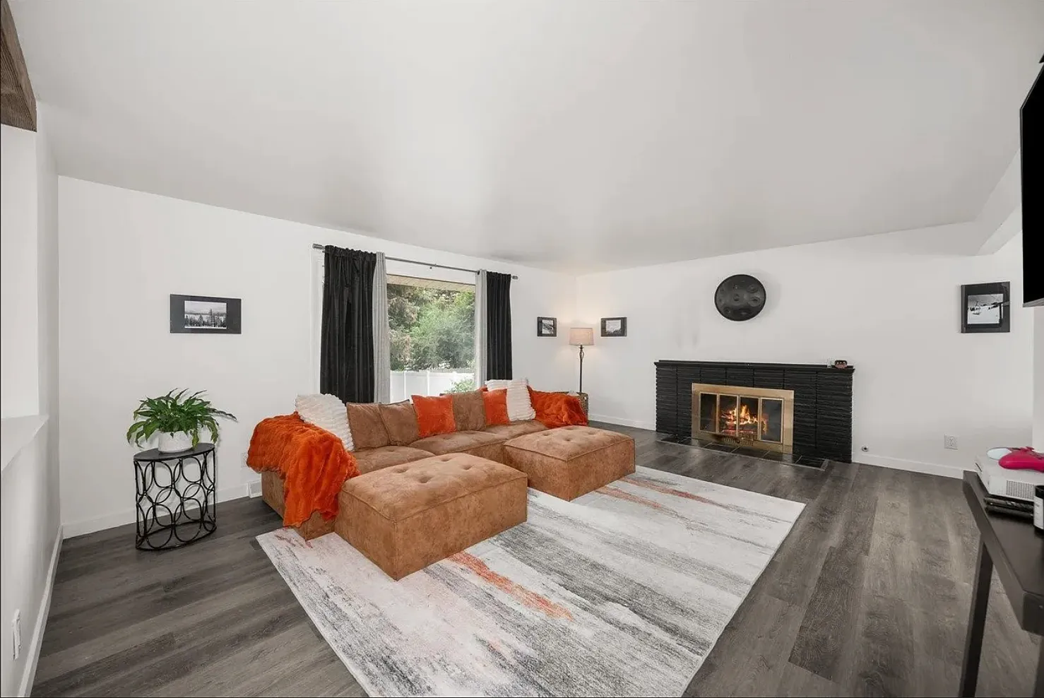4 bed, 1.5 bath, 2058 sqft, $2,500 — Photo 2