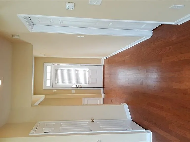 2036 Executive Dr — Photo 2
