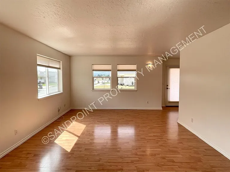 423 Louis Ln — Photo 9