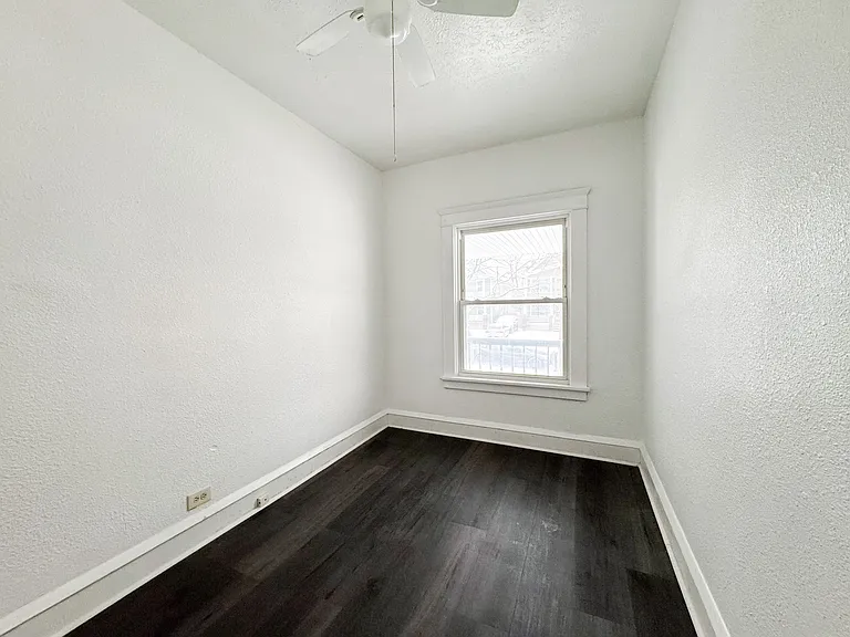 3 bed, 1.0 bath, 1200 sqft, $1,300 — Photo 17