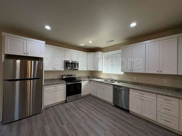 1307 Hermosa Dr — Photo 3