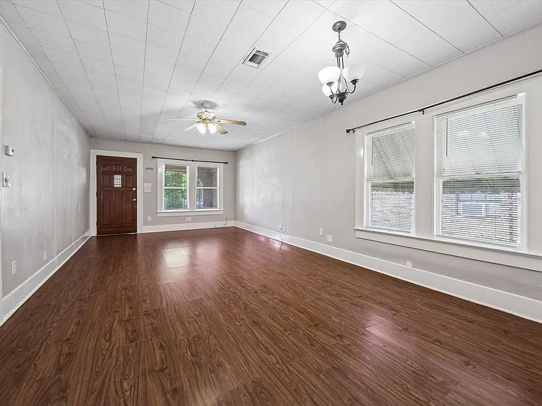 1409 Pearson St — Photo 3