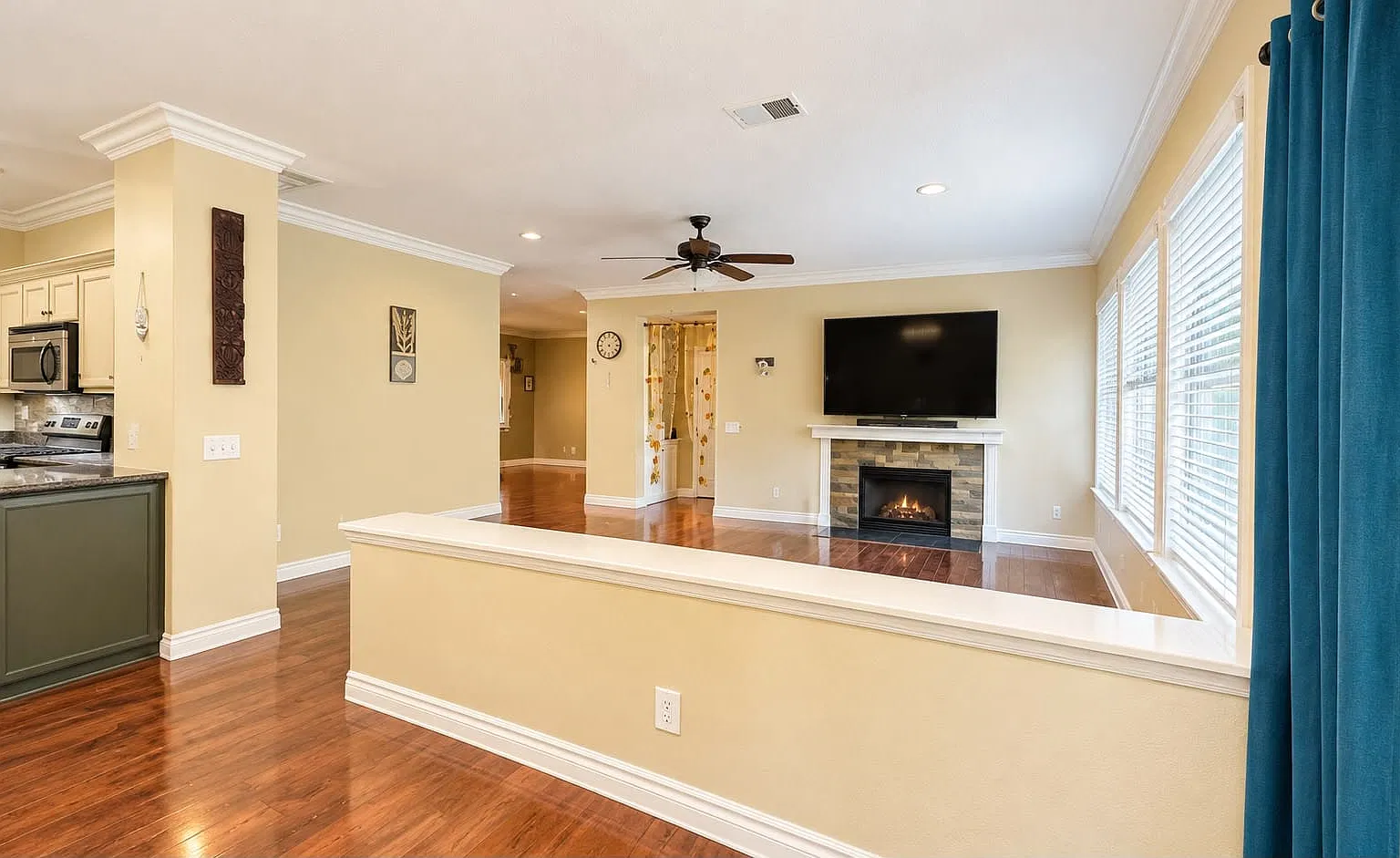 5 bed, 2866 sqft, $5,395 — Photo 3