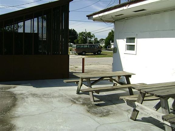 Bar-B-Q Hut