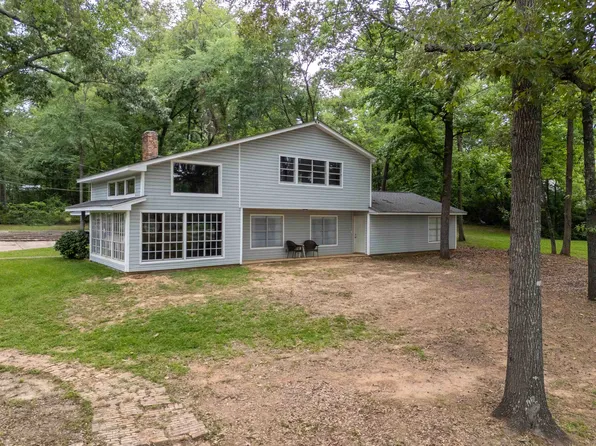 208 W Lake Devernia Rd, Longview, TX 75604