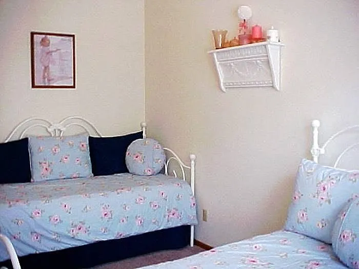 Hall Bedroom Trundle Day Bed sleeps 2