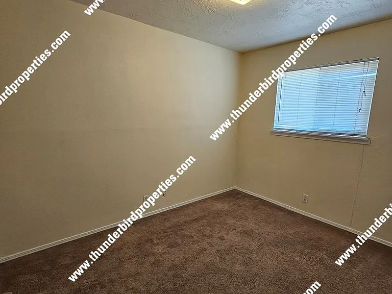 1701 Girard Blvd SE — Photo 3
