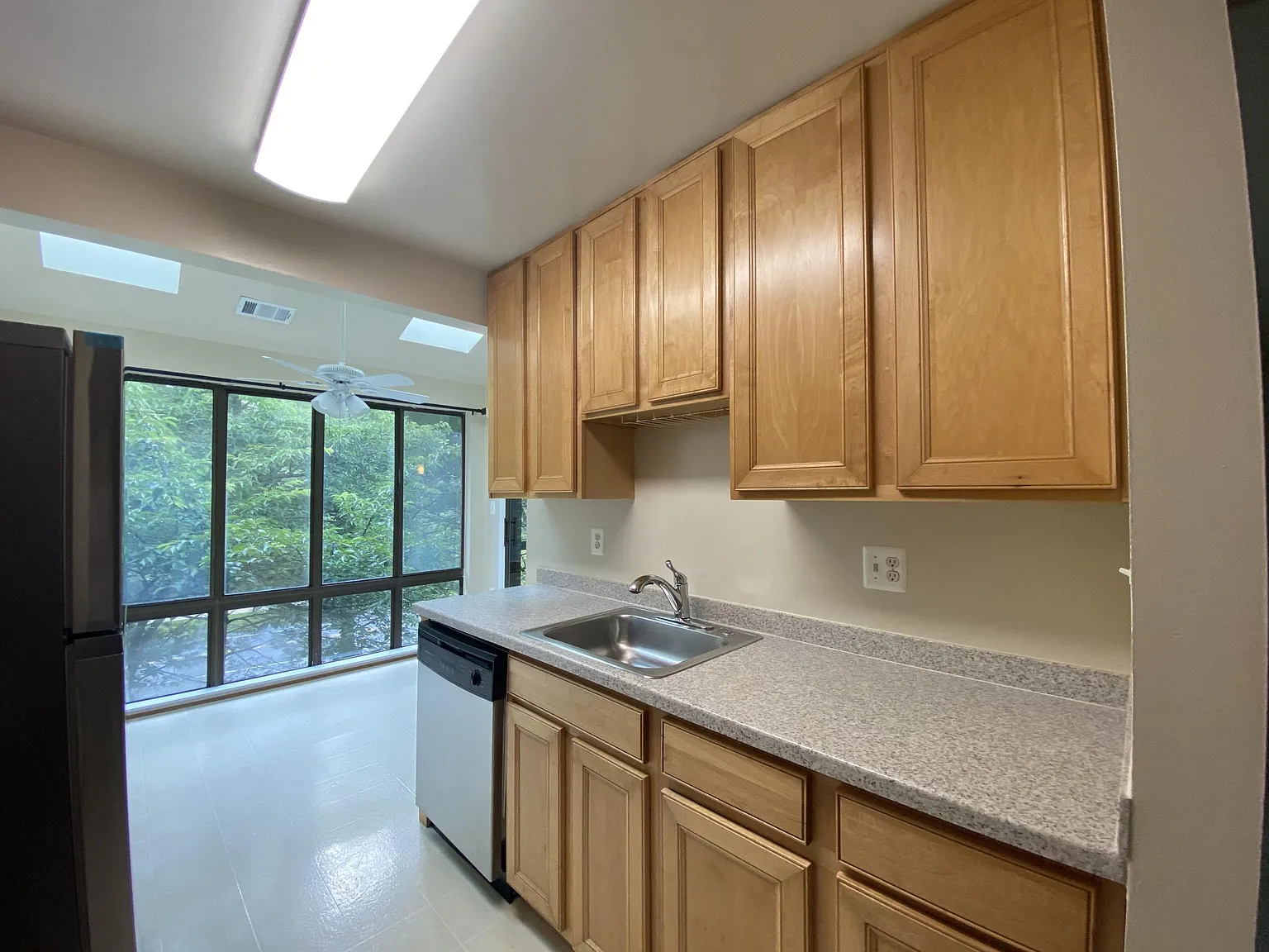 2 bed, 1143 sqft, $2,050 — Photo 2