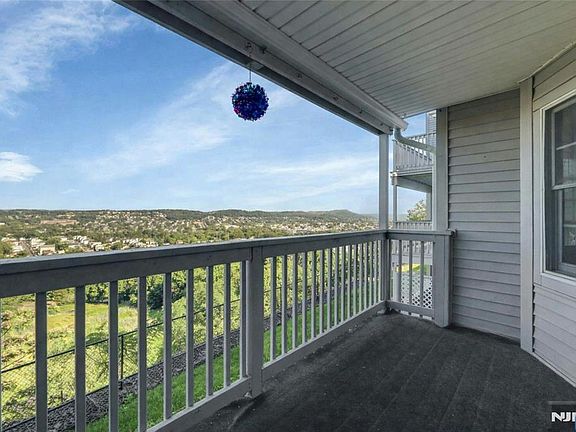 5th image of 15 Crystal Ln #307