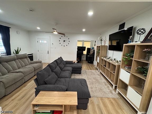5th image of 245 Linden Ave