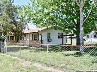 1413 Standish St, Floresville, TX 78114