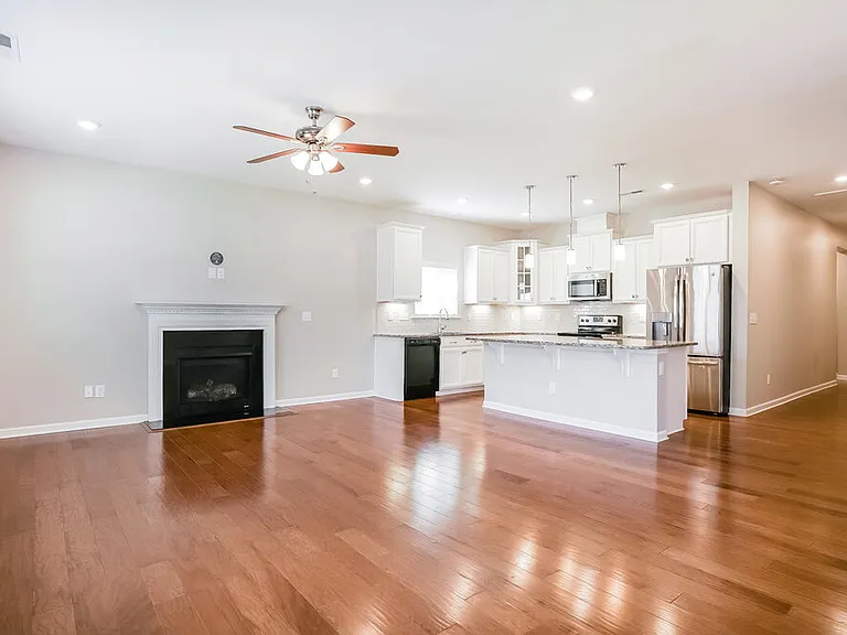 1029 Avondale Dr — Photo 3