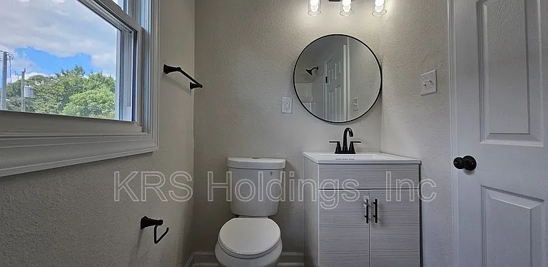 308 Saint James Ave #B — Photo 15