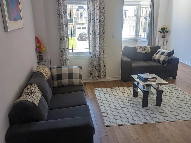 38 Milson Cres — Photo 3