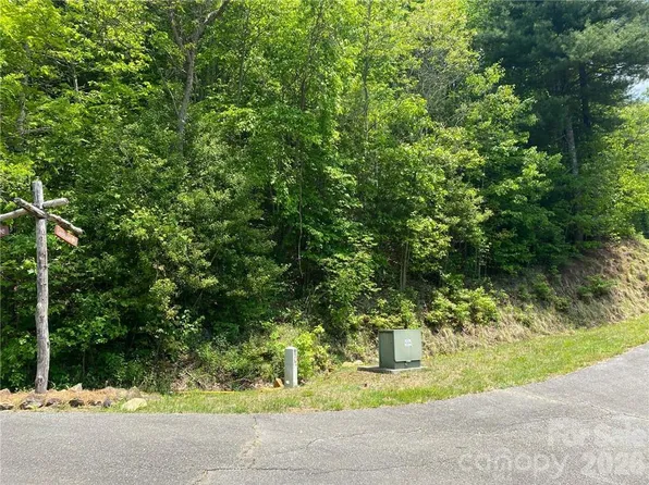 81 Garnet Rd, Sylva, NC 28779