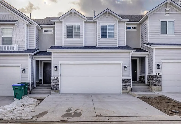 803 N Hilltop Dr — Photo 1