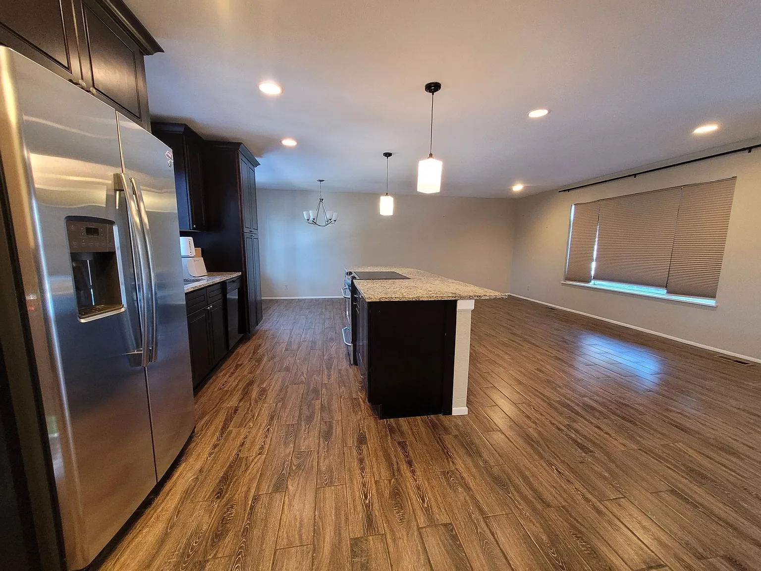 4 bed, 2672 sqft, $3,995 — Photo 3
