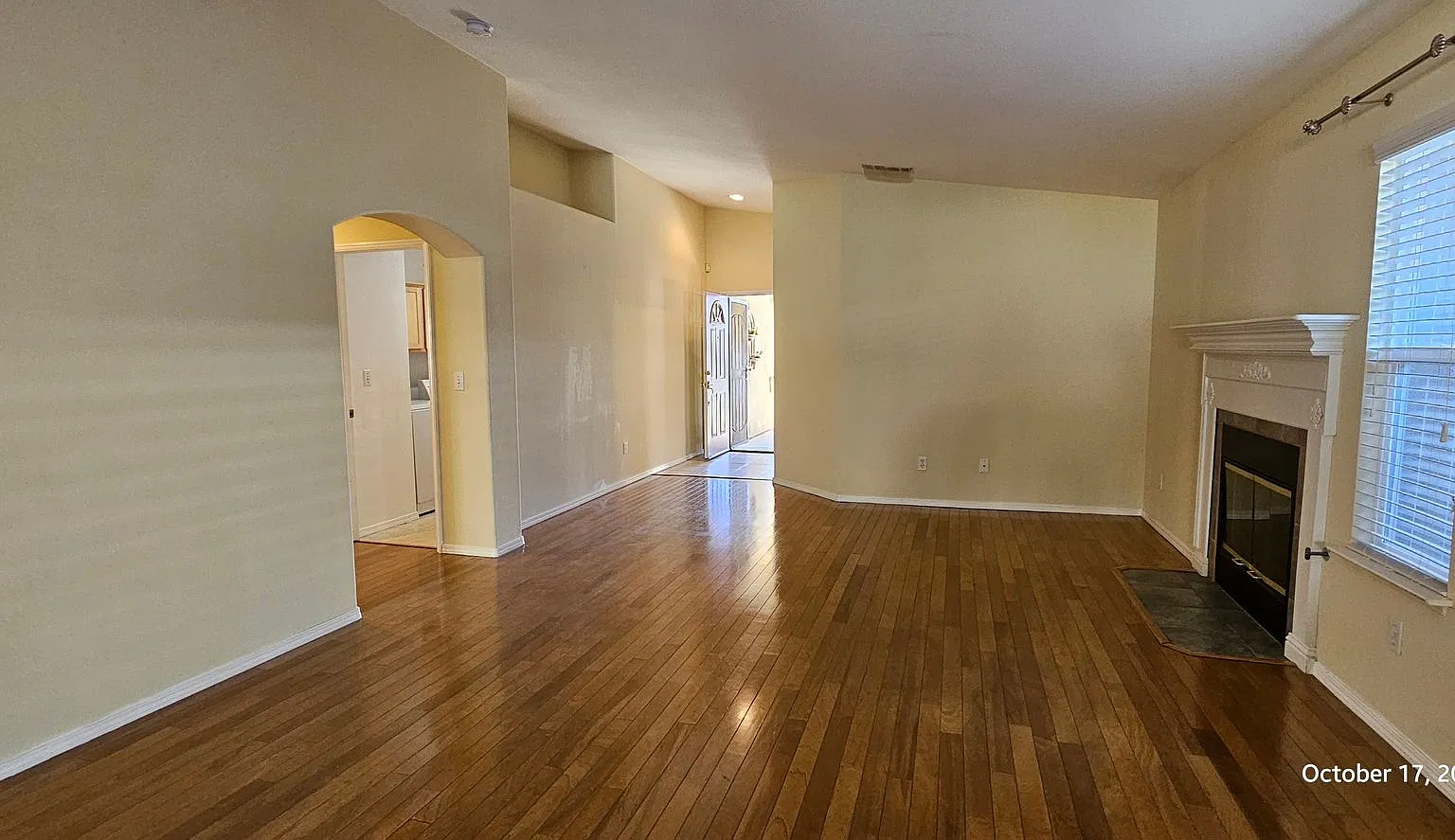 Beautiful Northeast Single Story Home Located In River Ranch — Photo 3