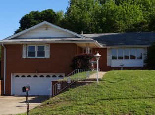 1905 Park Ridge Dr, Saint Joseph, MO 64503