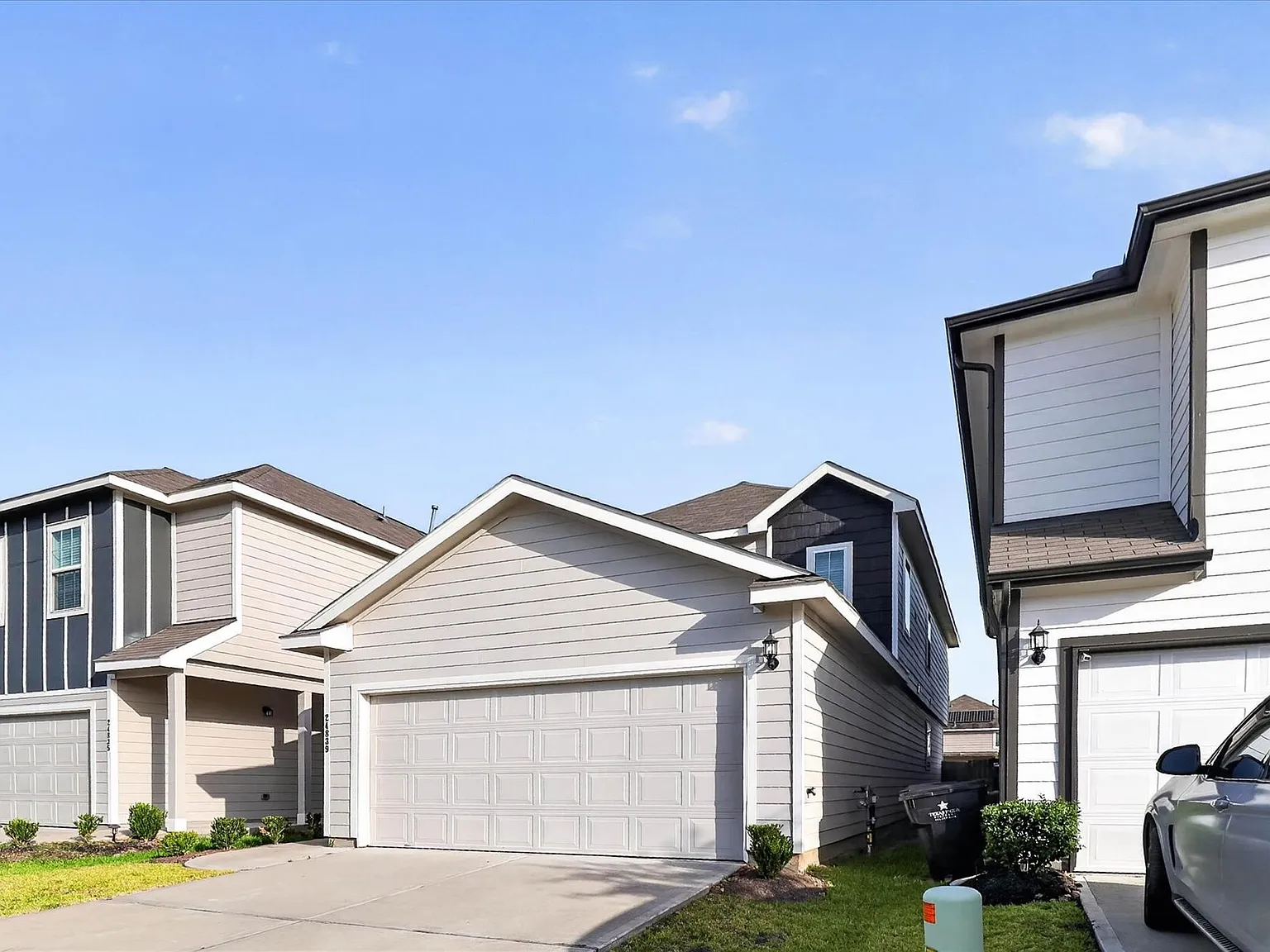 4 bed, 2.5 bath, 2093 sqft, $2,300 — Photo 3