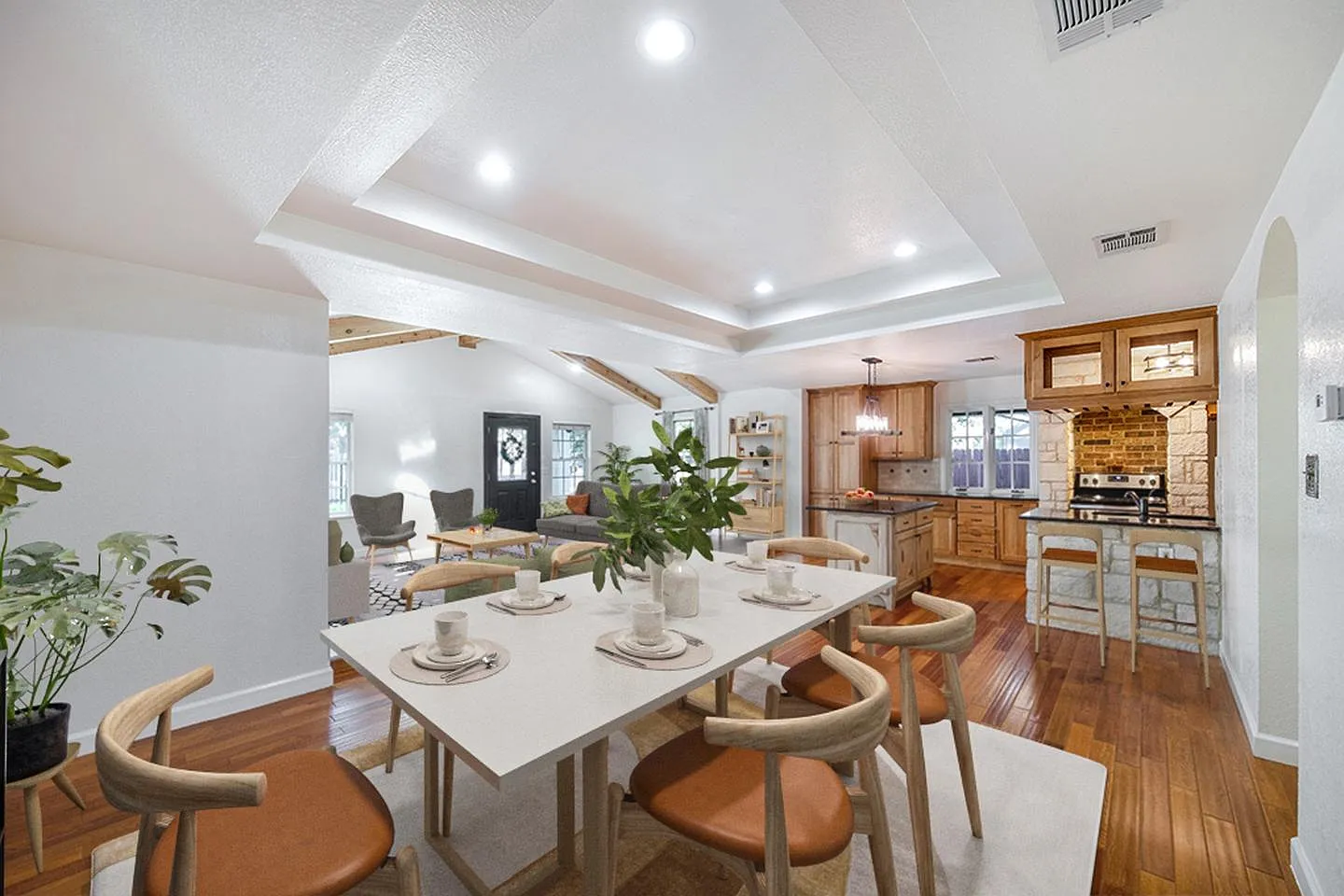 Stunning South Austin home with large fenced backyard — Photo 3