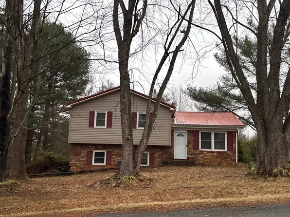 270 Woodcreek Dr, Mount Airy, NC 27030