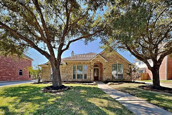 3 bed, 2.0 bath, 2264 sqft, $2,350 — Photo 1